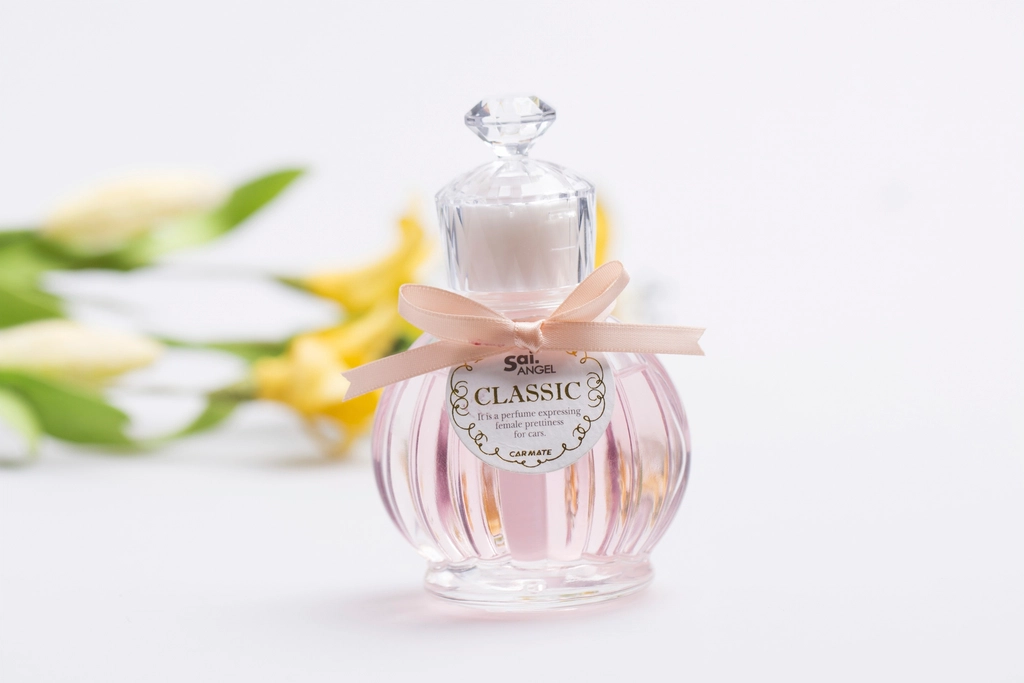 Flacon de parfum élégant sur fond clair